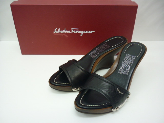 □未使用保管品 Salvatore Ferragamo サルヴァトーレ フェラガモ ミュール ウェッジ サンダル レザー ブラック 黒 4 1/2 ANDALUSIA　a_画像1