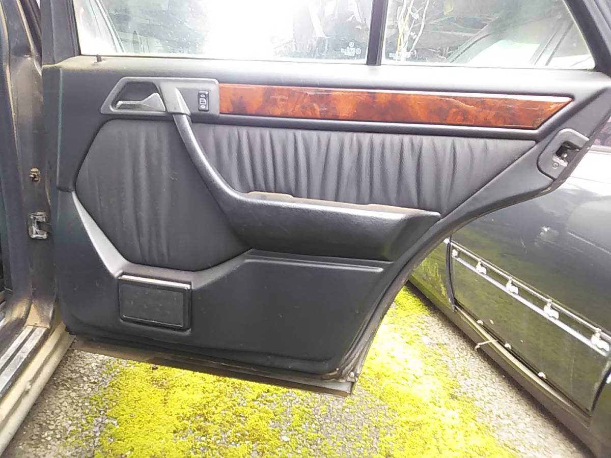 ヤフオク ベンツ W124 500e リア ドア トリム 内張り 右 ヤフオク ベンツ W124 500e リア ドア トリム 内張り 右