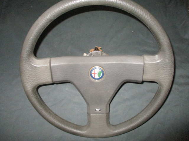 ■ Alfa Romeo   75  twin  спа ...  руль    подержанный товар  67828 A/81  на запчасти  есть   BOSS   клаксон  подкладка  ...  ось   рулевая рейка  ■