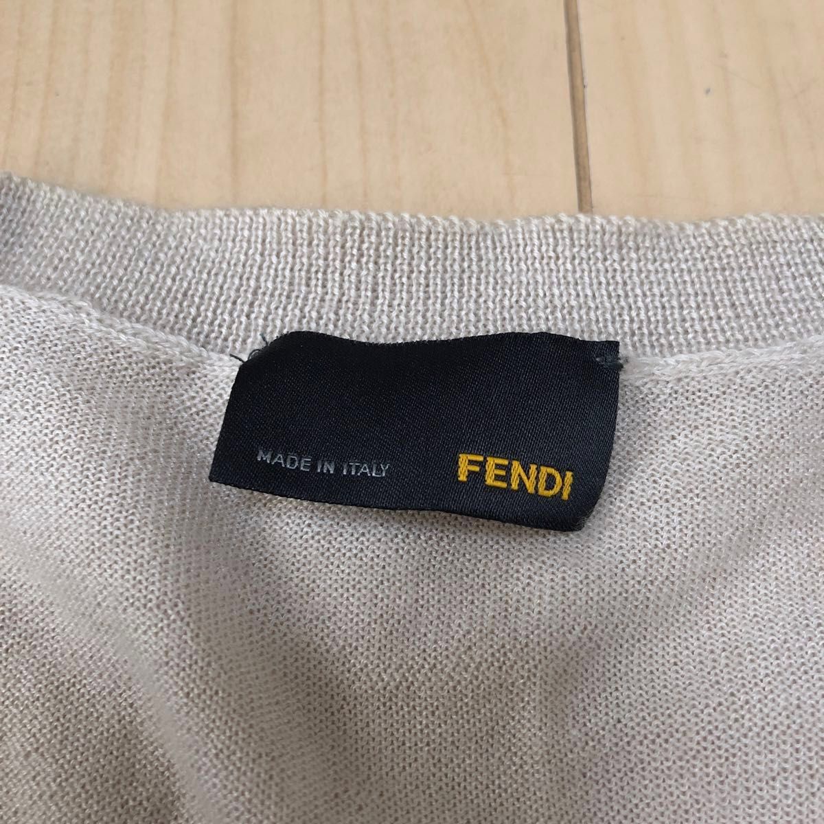 FENDI フェンディ Vネック ニット セーター ドット柄 シルク FENDI フェンディ Vネック ニット セーター ドット柄 シルク