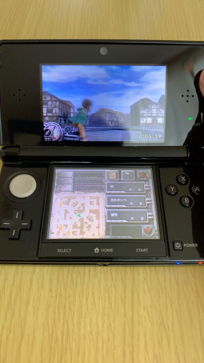 Nintendo ニンテンドー3DS (コスモブラック)とソフト(進撃の巨人)付き