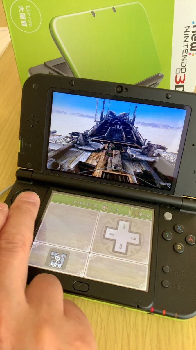 Nintendo Newニンテンドー3DS LL ライム×ブラック(超美品)本体と箱のみとソフト(モンスターハンター4G)付き