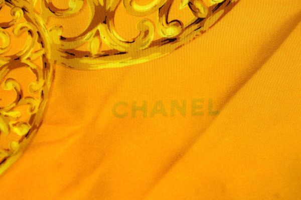 ○美品 シャネル CHANEL 大判 シルク100% スカーフ 宝石柄 イエロー_画像3