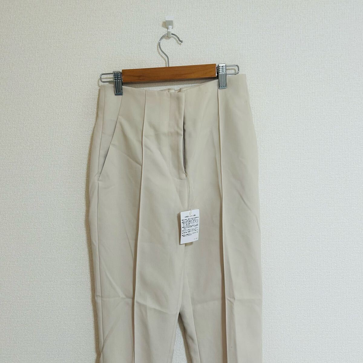 新品タグ付き　natural beauty basic ナチュラルビューティーベーシック　 パンツ　テーパードパンツ オフィス　ベージュ　肌色　Sサイズ