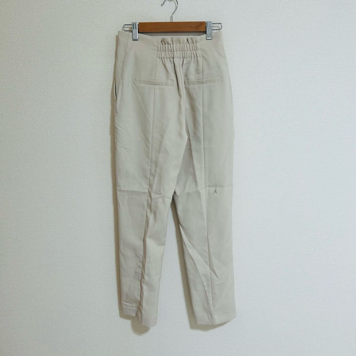新品タグ付き　natural beauty basic ナチュラルビューティーベーシック　 パンツ　テーパードパンツ オフィス　ベージュ　肌色　Sサイズ