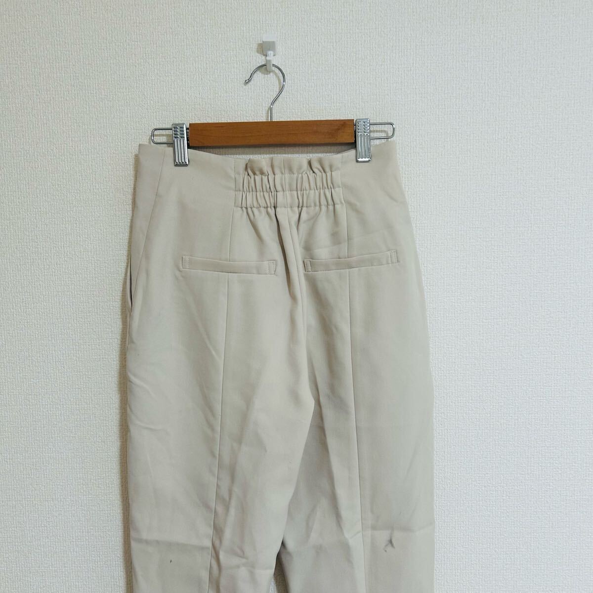 新品タグ付き　natural beauty basic ナチュラルビューティーベーシック　 パンツ　テーパードパンツ オフィス　ベージュ　肌色　Sサイズ