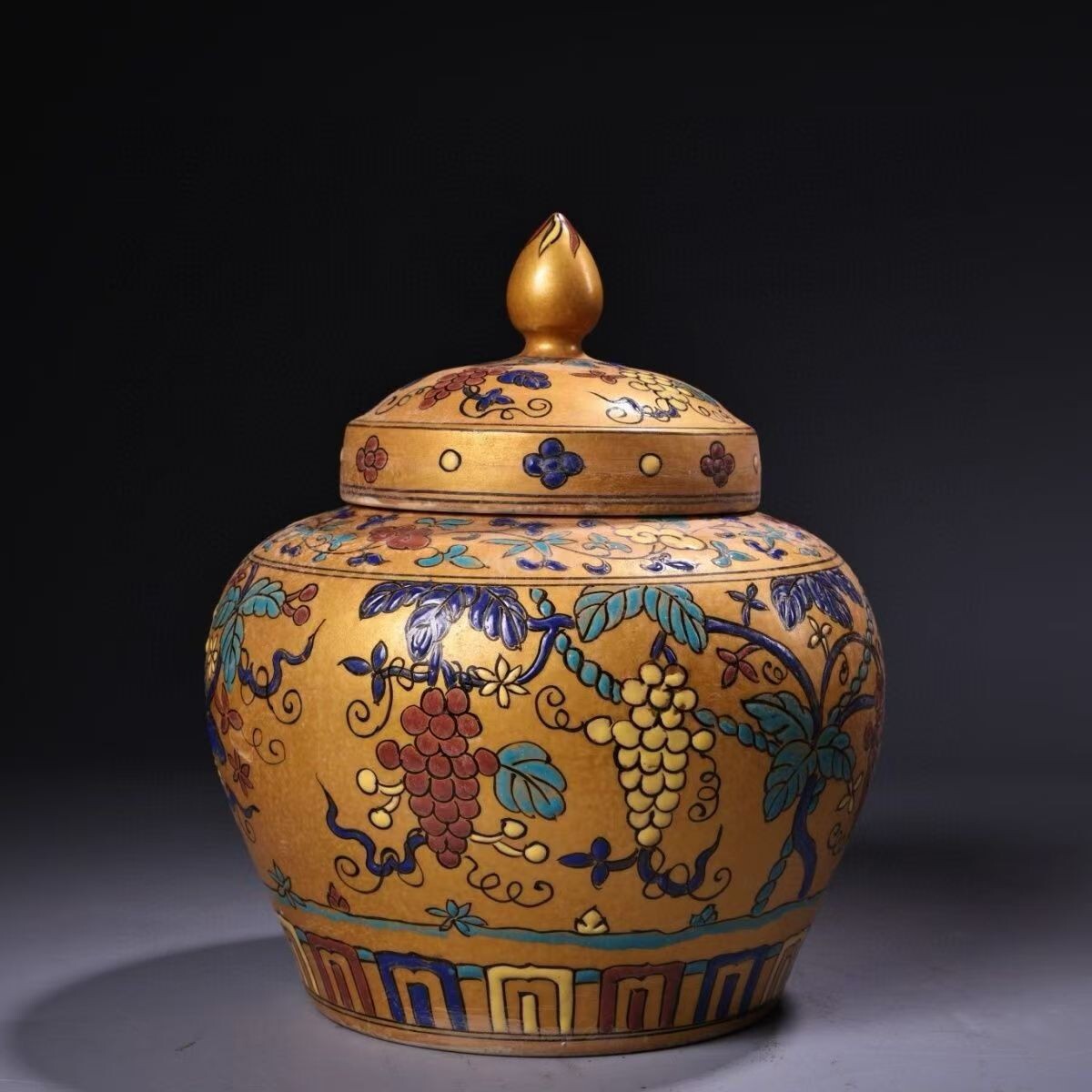 中国古美術・宮廷の御蔵品・純手描きの金粉彩磁器の壺・儲物缶