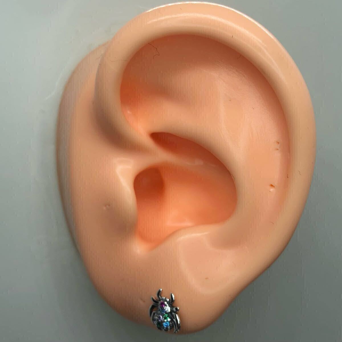 【新品】スタッド ピアス 18g 蜘蛛 スパイダー ジルコニア ダイア ホワイト レインボー シルバー アクセサリー 片耳用 韓國 hiphop