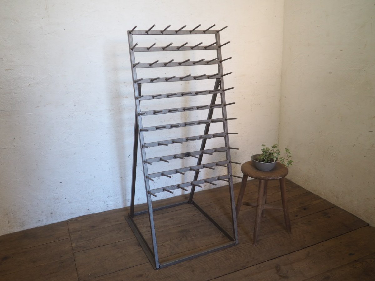 タI0752◆?H122cm×W52,5cm◆ヴィンテージ◆レトロな鉄工所のアイアンラック◆工業(yè)系 飾り棚 陳列棚 古鉄 フック インダストリアルO庭