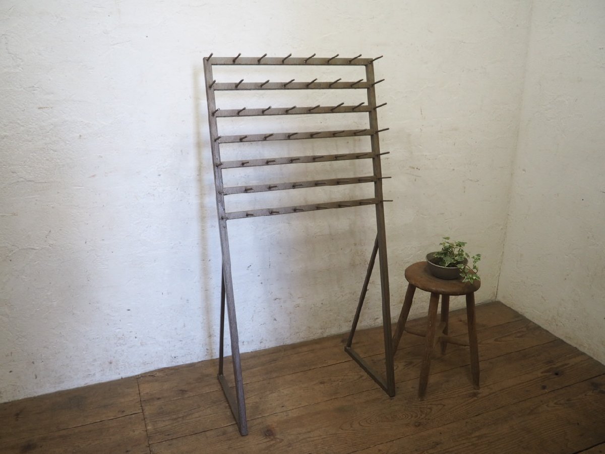 タI0751◆?H118cm×W58cm◆ヴィンテージ◆レトロな鉄工所のアイアンラック◆工業(yè)系 飾り棚 陳列棚 古鉄 フック インダストリアルM庭
