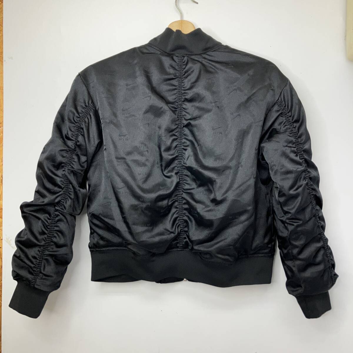 志【美品】NIKE AIR/ナイキ エア ボンバージャケット 中綿ブルゾン ジャケット ロゴ総柄 L ブラック 黒 DV4373-010(I)0624Y