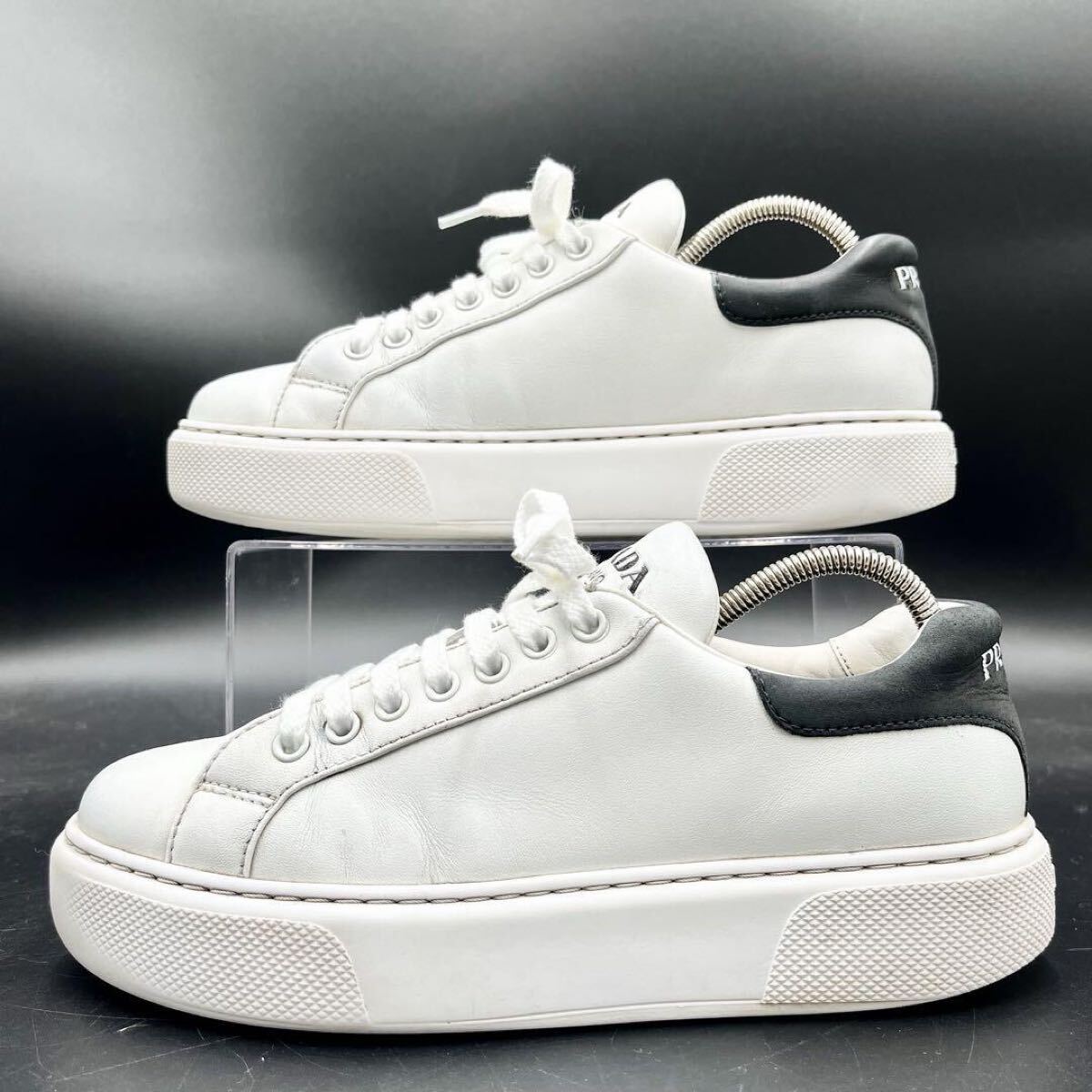 【美品】 PRADA プラダ 【圧倒的高級感】 メンズ ヒールロゴ ロゴ エンボス 厚底 レザー ホワイト スニーカー シューズ 靴 24cm相当_画像2