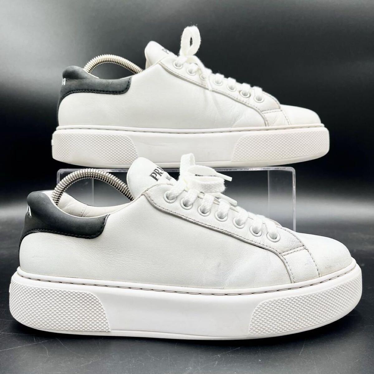 【美品】 PRADA プラダ 【圧倒的高級感】 メンズ ヒールロゴ ロゴ エンボス 厚底 レザー ホワイト スニーカー シューズ 靴 24cm相当_画像3