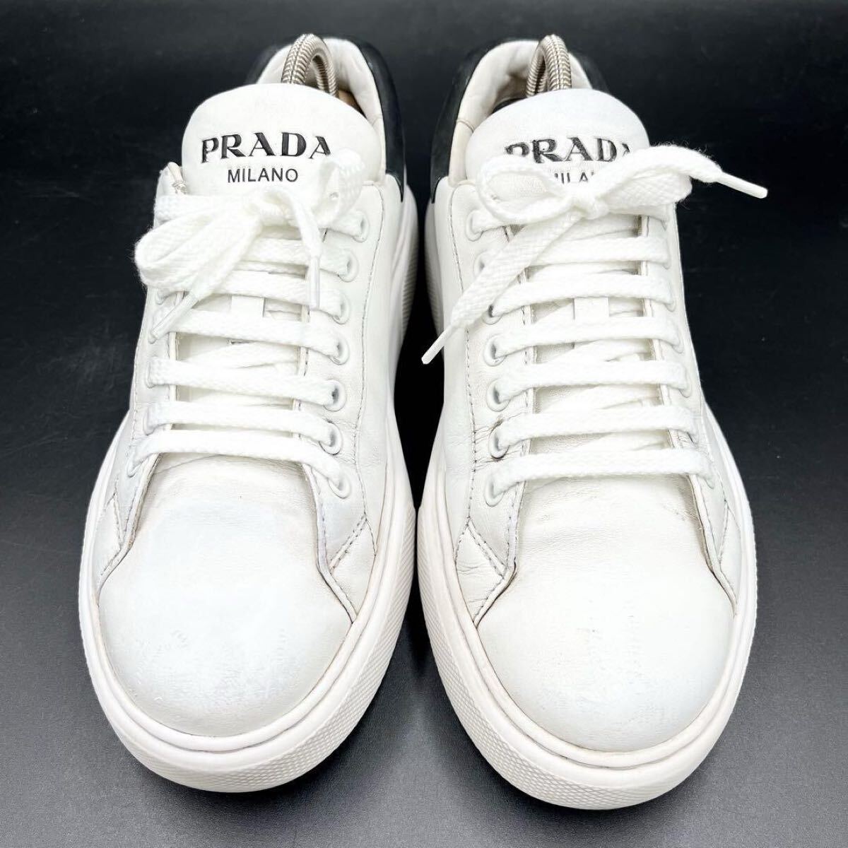 【美品】 PRADA プラダ 【圧倒的高級感】 メンズ ヒールロゴ ロゴ エンボス 厚底 レザー ホワイト スニーカー シューズ 靴 24cm相当_画像4