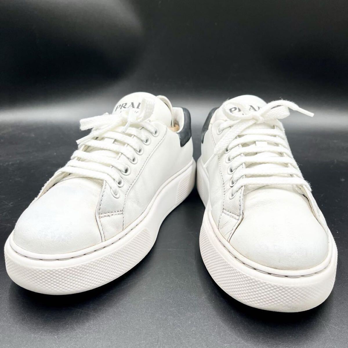 【美品】 PRADA プラダ 【圧倒的高級感】 メンズ ヒールロゴ ロゴ エンボス 厚底 レザー ホワイト スニーカー シューズ 靴 24cm相当_画像6