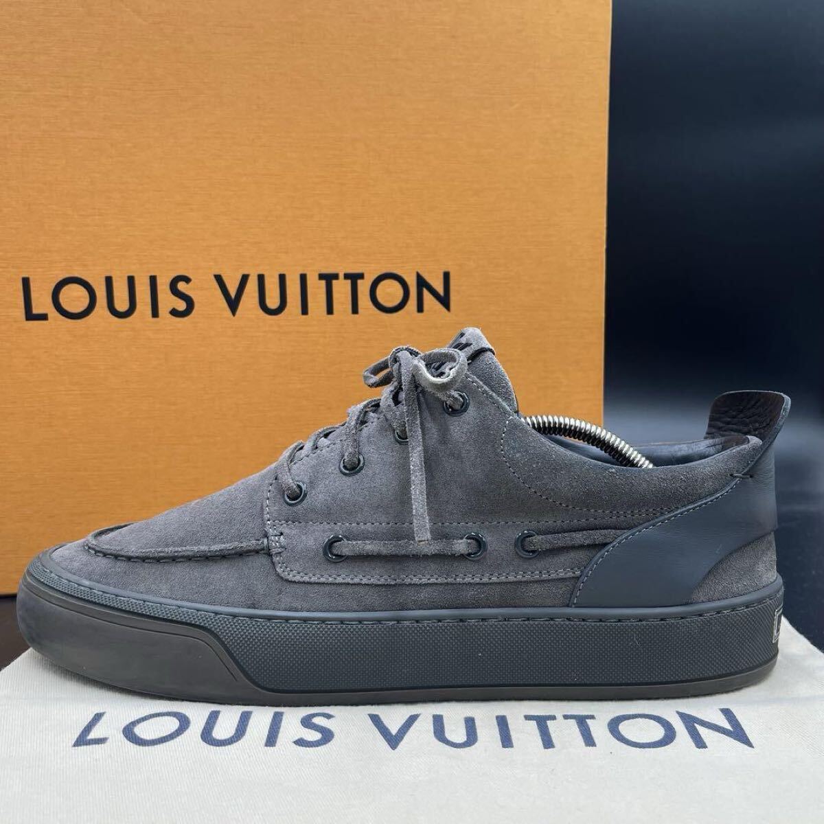 【美品】 LOUIS VUITTON ルイヴィトン 【王者の貫祿】 ロゴプレート メンズ デッキシューズ スエード スニーカー シューズ 靴 25.5cm相當