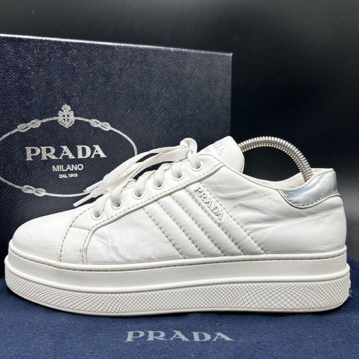 1円 【美品】 PRADA プラダ 【圧倒的高級感】 サイドロゴ サイドライン ロゴ金具 厚底 スニーカー シューズ 靴 ホワイト レザー 24.5cm相當