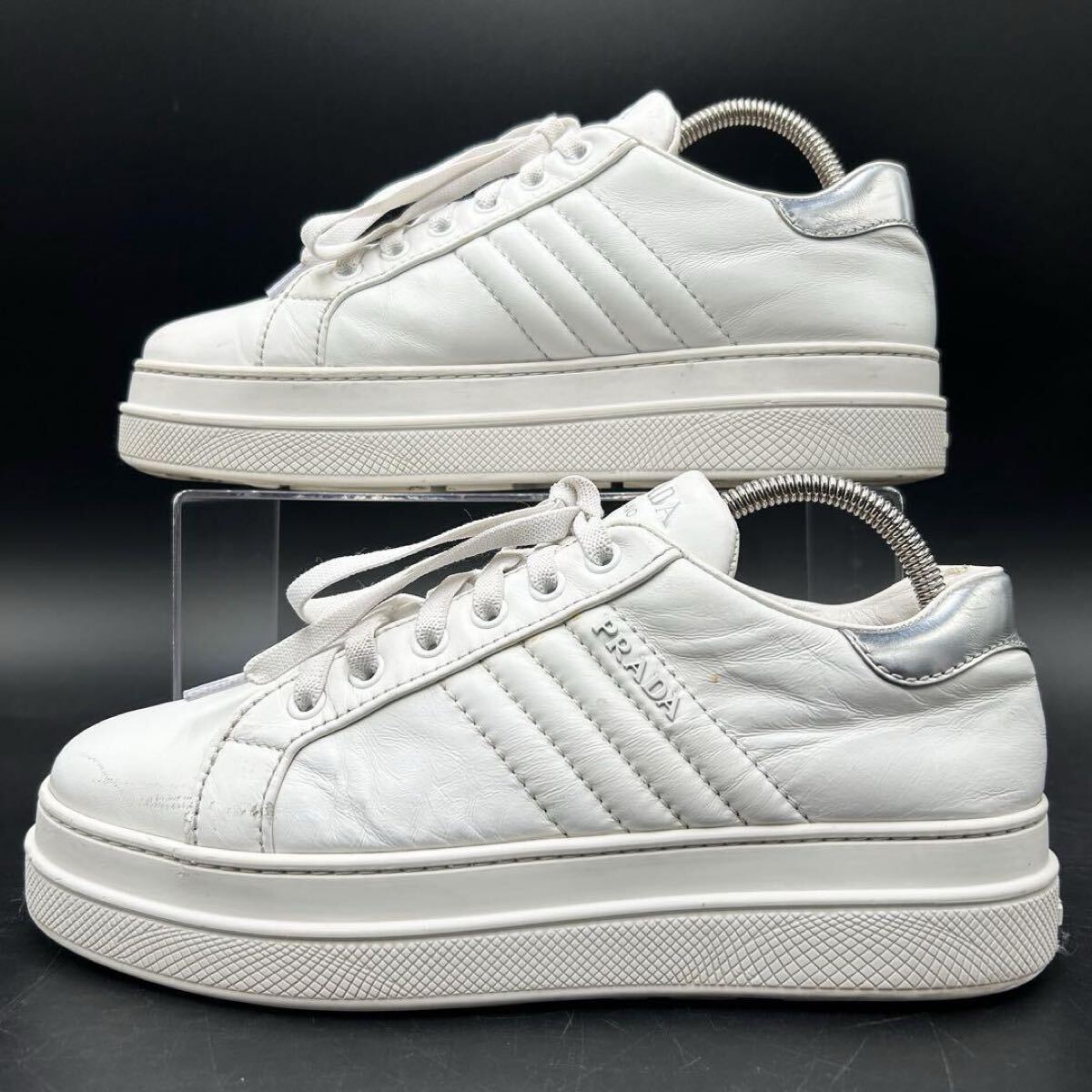 1円 【美品】 PRADA プラダ 【圧倒的高級感】 サイドロゴ サイドライン ロゴ金具 厚底 スニーカー シューズ 靴 ホワイト レザー 24.5cm相當