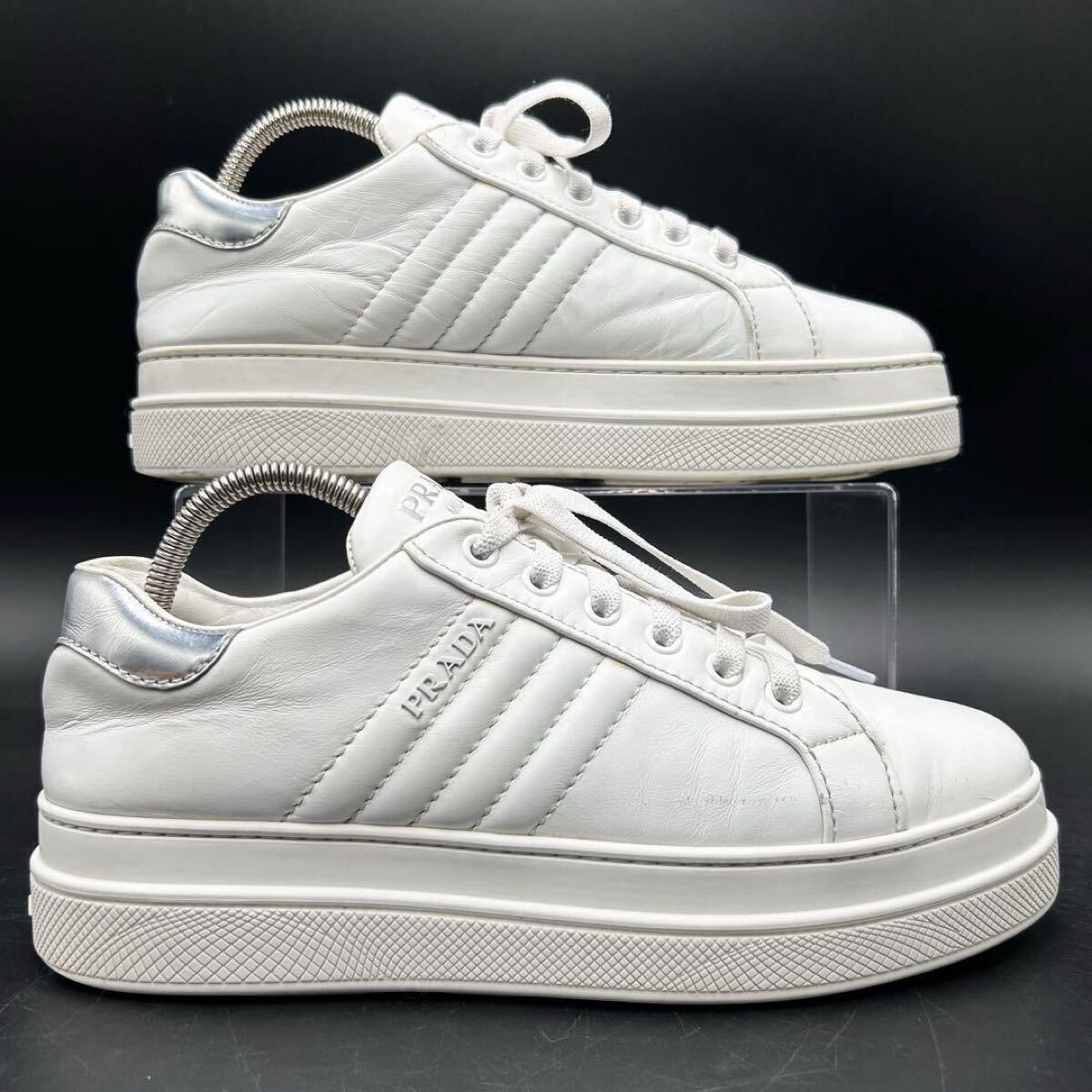 1円 【美品】 PRADA プラダ 【圧倒的高級感】 サイドロゴ サイドライン ロゴ金具 厚底 スニーカー シューズ 靴 ホワイト レザー 24.5cm相當