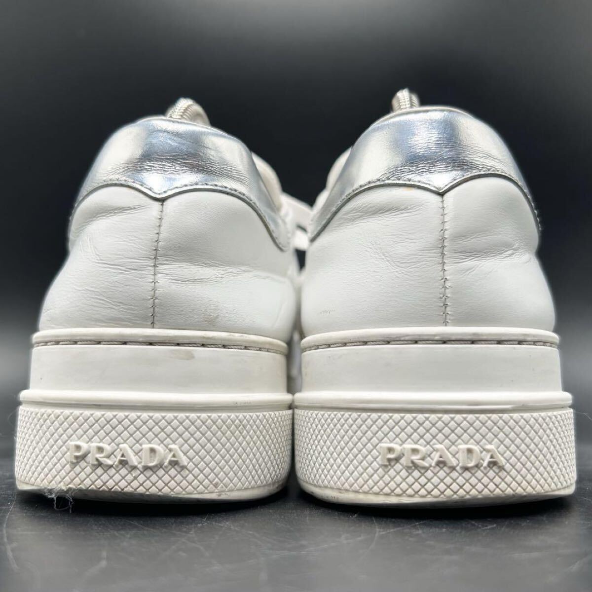 1円 【美品】 PRADA プラダ 【圧倒的高級感】 サイドロゴ サイドライン ロゴ金具 厚底 スニーカー シューズ 靴 ホワイト レザー 24.5cm相當