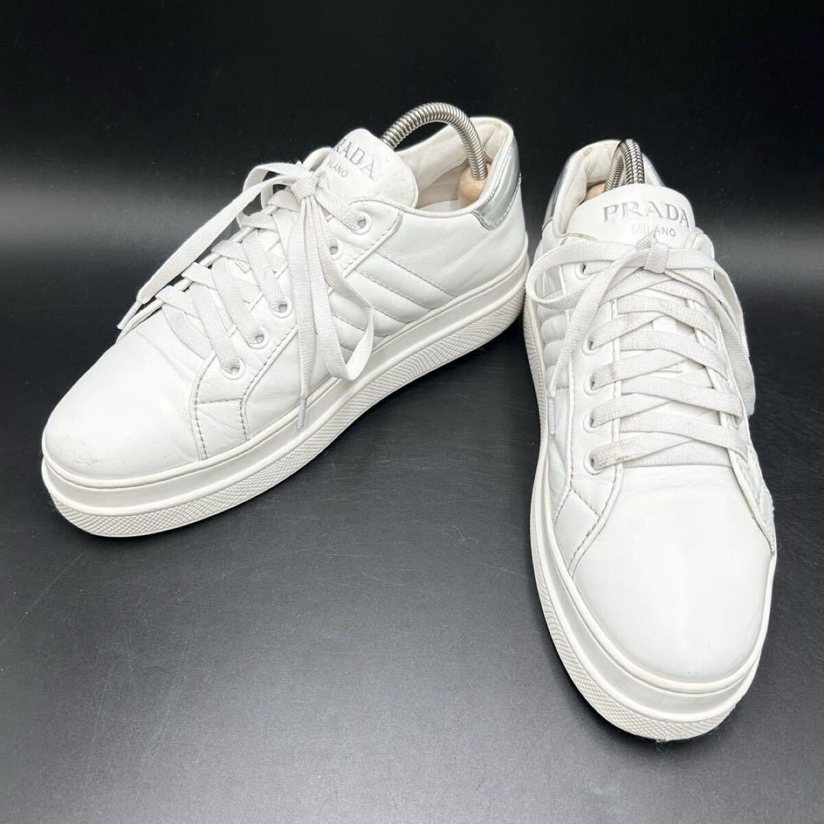 1円 【美品】 PRADA プラダ 【圧倒的高級感】 サイドロゴ サイドライン ロゴ金具 厚底 スニーカー シューズ 靴 ホワイト レザー 24.5cm相當