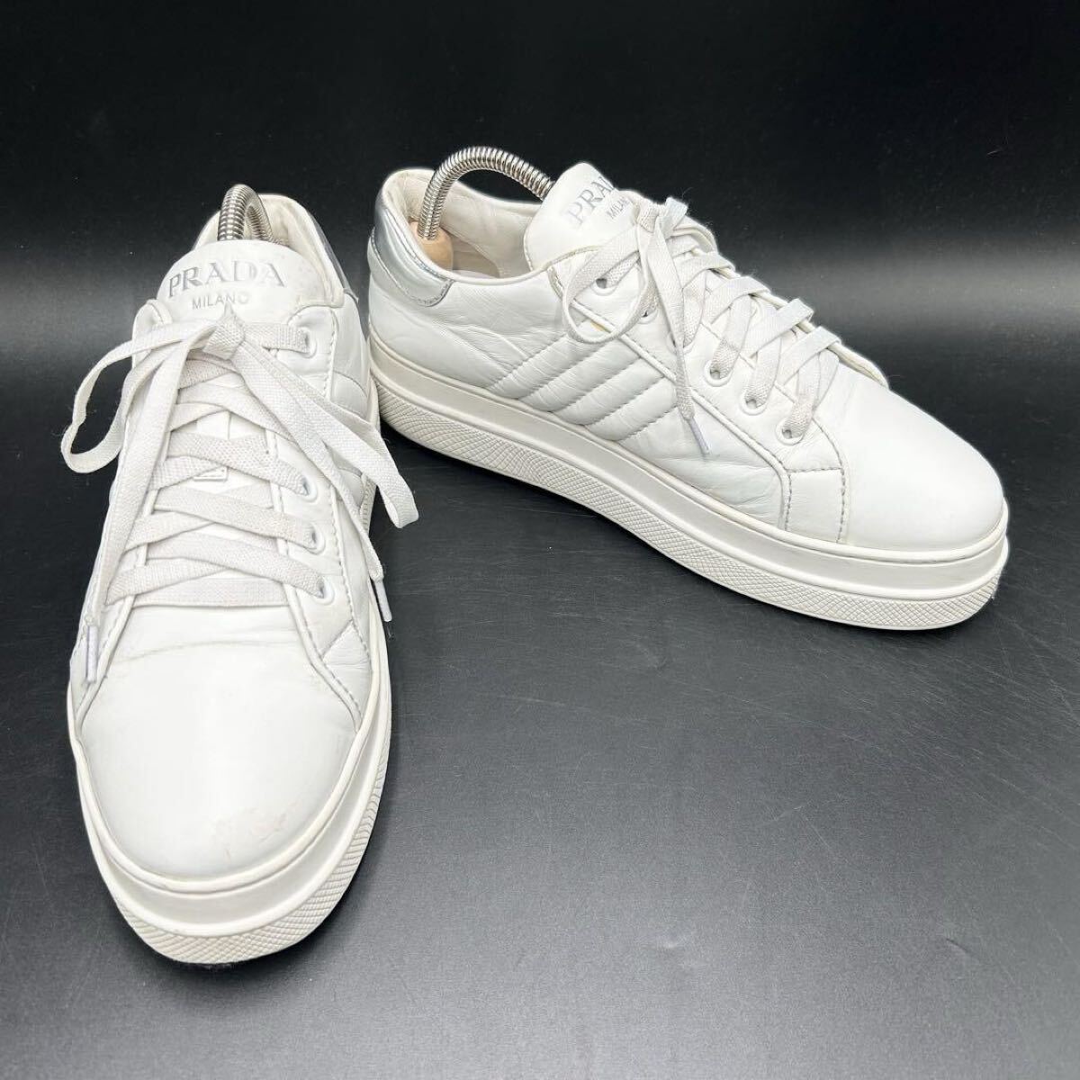1円 【美品】 PRADA プラダ 【圧倒的高級感】 サイドロゴ サイドライン ロゴ金具 厚底 スニーカー シューズ 靴 ホワイト レザー 24.5cm相當