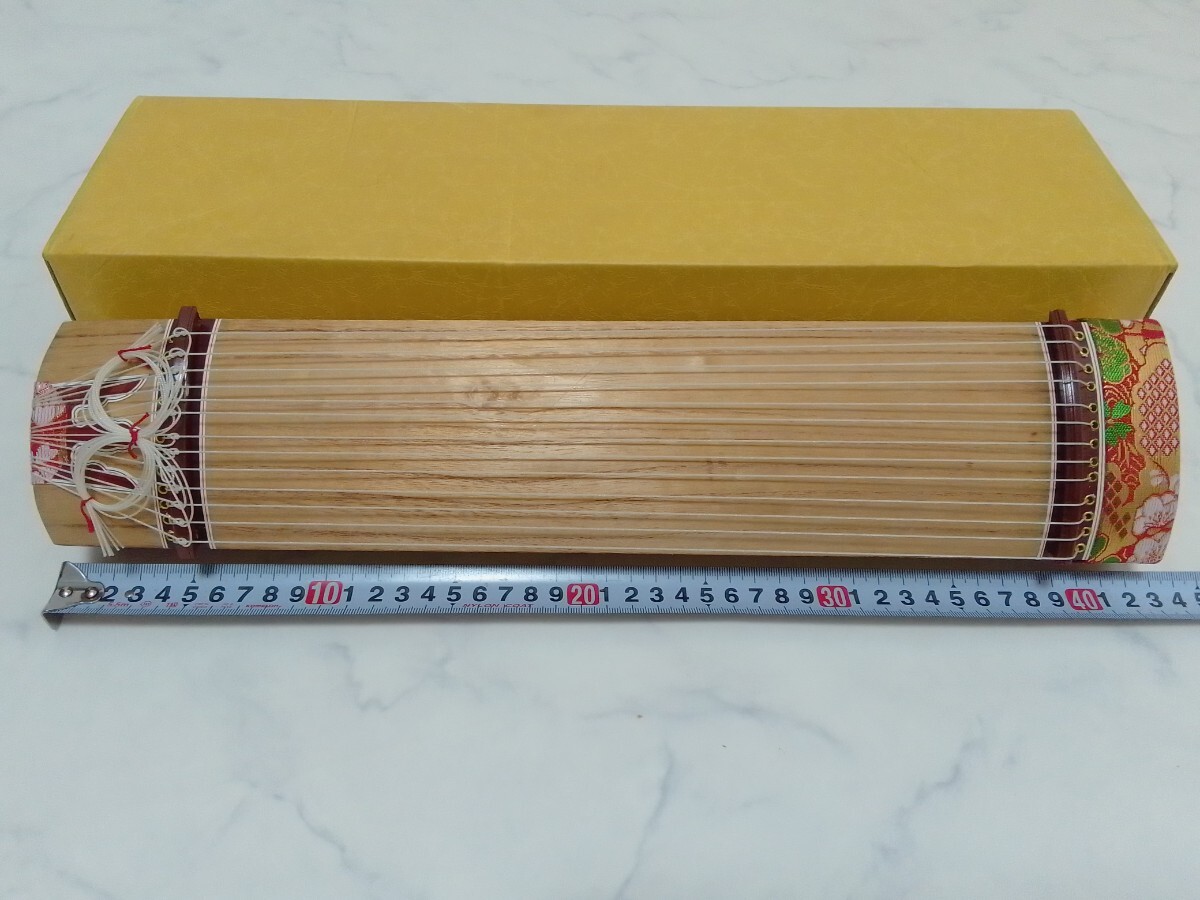 ☆ほぼ未使用☆ ミニ琴 全長約42.5cm お琴の手びき付き 演奏可能 短琴 ☆ほぼ未使用☆ ミニ琴 全長約42.5cm お琴の手びき付き 演奏可能