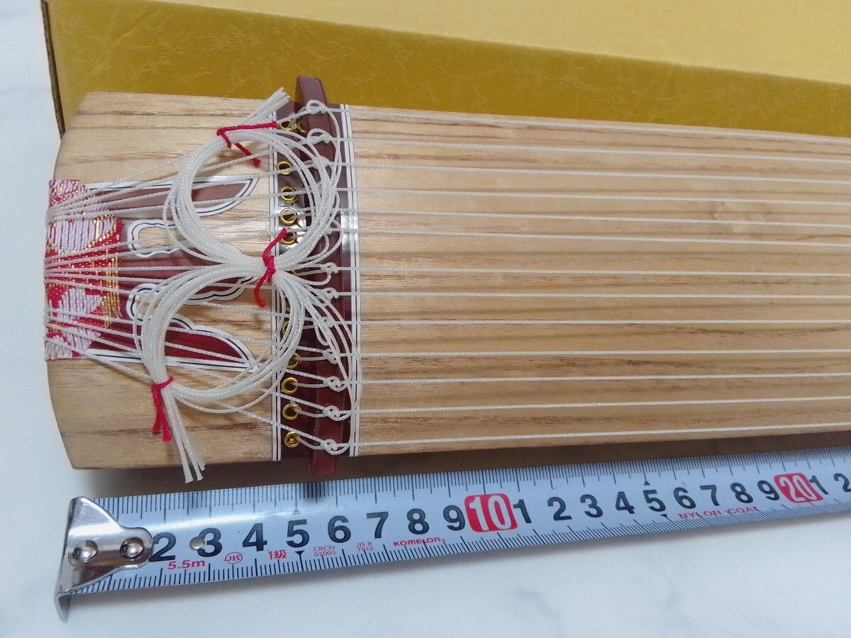☆ほぼ未使用☆ ミニ琴 全長約42.5cm お琴の手びき付き 演奏可能 短琴 ☆ほぼ未使用☆ ミニ琴 全長約42.5cm お琴の手びき付き 演奏可能