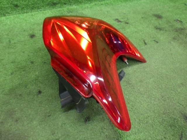 # 即決あり H22年 プジョー 3008 ABA-T85F02 右H 左 テール ランプ ノーマルバルブ 08114 9683460880 [ZNo:06013530]