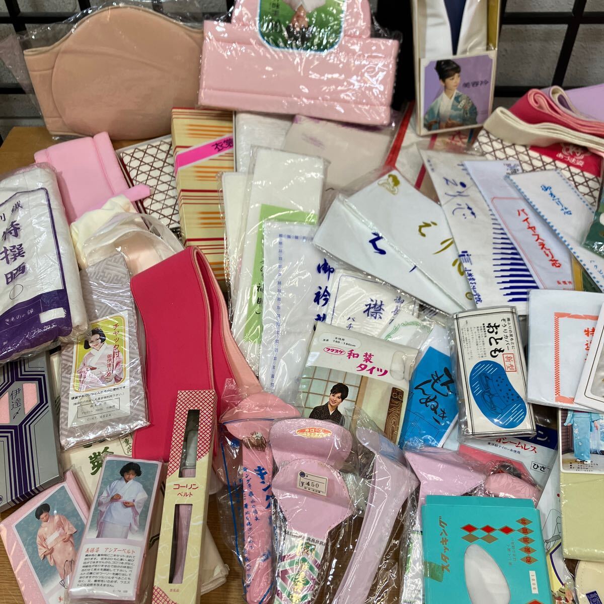 一右衛(wèi)門No.1314 著付け小物 大量まとめ売り 半衿 帯枕 帯板 伊達(dá)締め 美容衿 衣裳敷 衿芯 コーリンベルト 和裝タイツ 帶止 帯芯 大放出