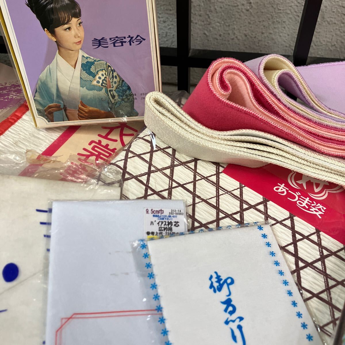 一右衛(wèi)門No.1314 著付け小物 大量まとめ売り 半衿 帯枕 帯板 伊達(dá)締め 美容衿 衣裳敷 衿芯 コーリンベルト 和裝タイツ 帶止 帯芯 大放出