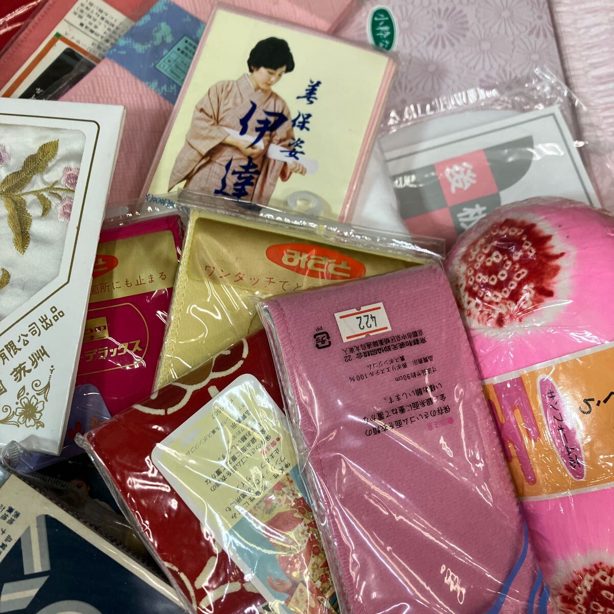 一右衛(wèi)門No.1314 著付け小物 大量まとめ売り 半衿 帯枕 帯板 伊達(dá)締め 美容衿 衣裳敷 衿芯 コーリンベルト 和裝タイツ 帶止 帯芯 大放出