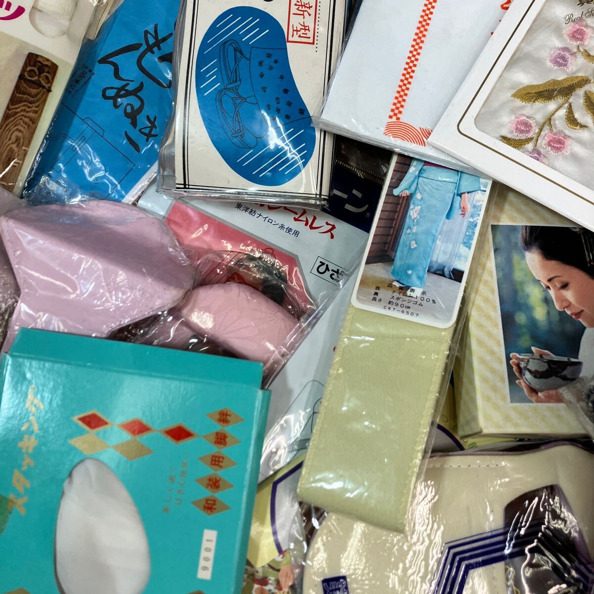 一右衛(wèi)門No.1314 著付け小物 大量まとめ売り 半衿 帯枕 帯板 伊達(dá)締め 美容衿 衣裳敷 衿芯 コーリンベルト 和裝タイツ 帶止 帯芯 大放出
