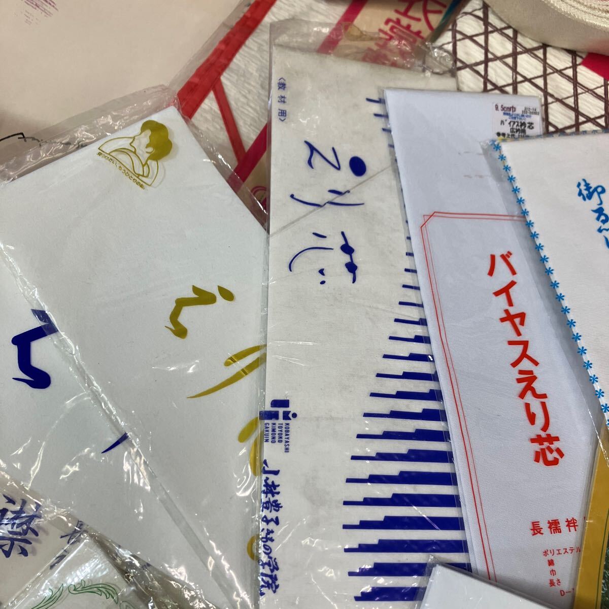 一右衛(wèi)門No.1314 著付け小物 大量まとめ売り 半衿 帯枕 帯板 伊達(dá)締め 美容衿 衣裳敷 衿芯 コーリンベルト 和裝タイツ 帶止 帯芯 大放出
