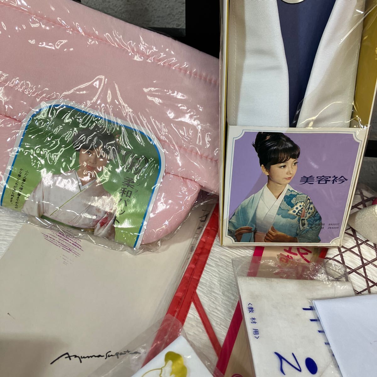 一右衛(wèi)門No.1314 著付け小物 大量まとめ売り 半衿 帯枕 帯板 伊達(dá)締め 美容衿 衣裳敷 衿芯 コーリンベルト 和裝タイツ 帶止 帯芯 大放出