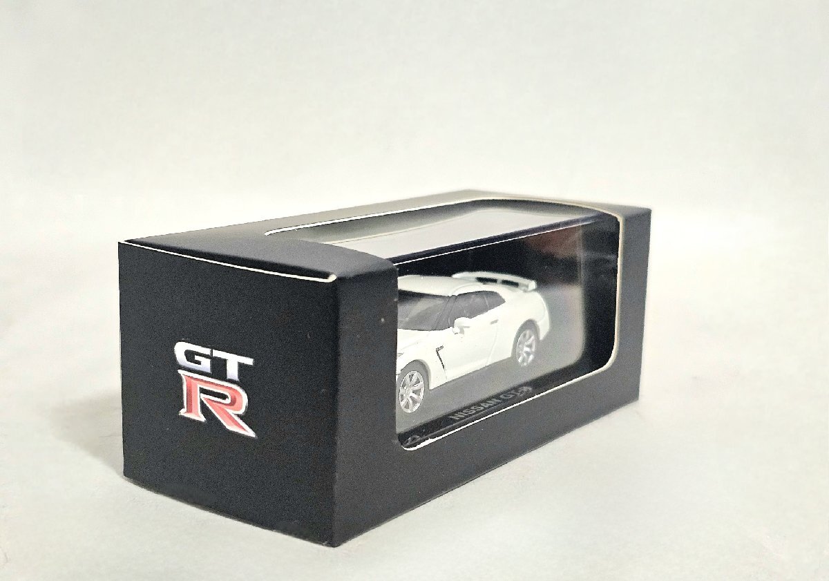 ★未使用★ 日産純正品 GT-R R35 ミニカー スポーツカー ホワイト ケース付 インテリア KWAM0-03002