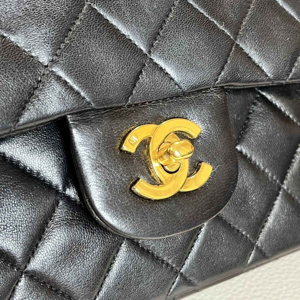 美品 シャネル CHANEL チェーンショルダーバッグ ラムスキン マトラッセ ダブルフラップ 23