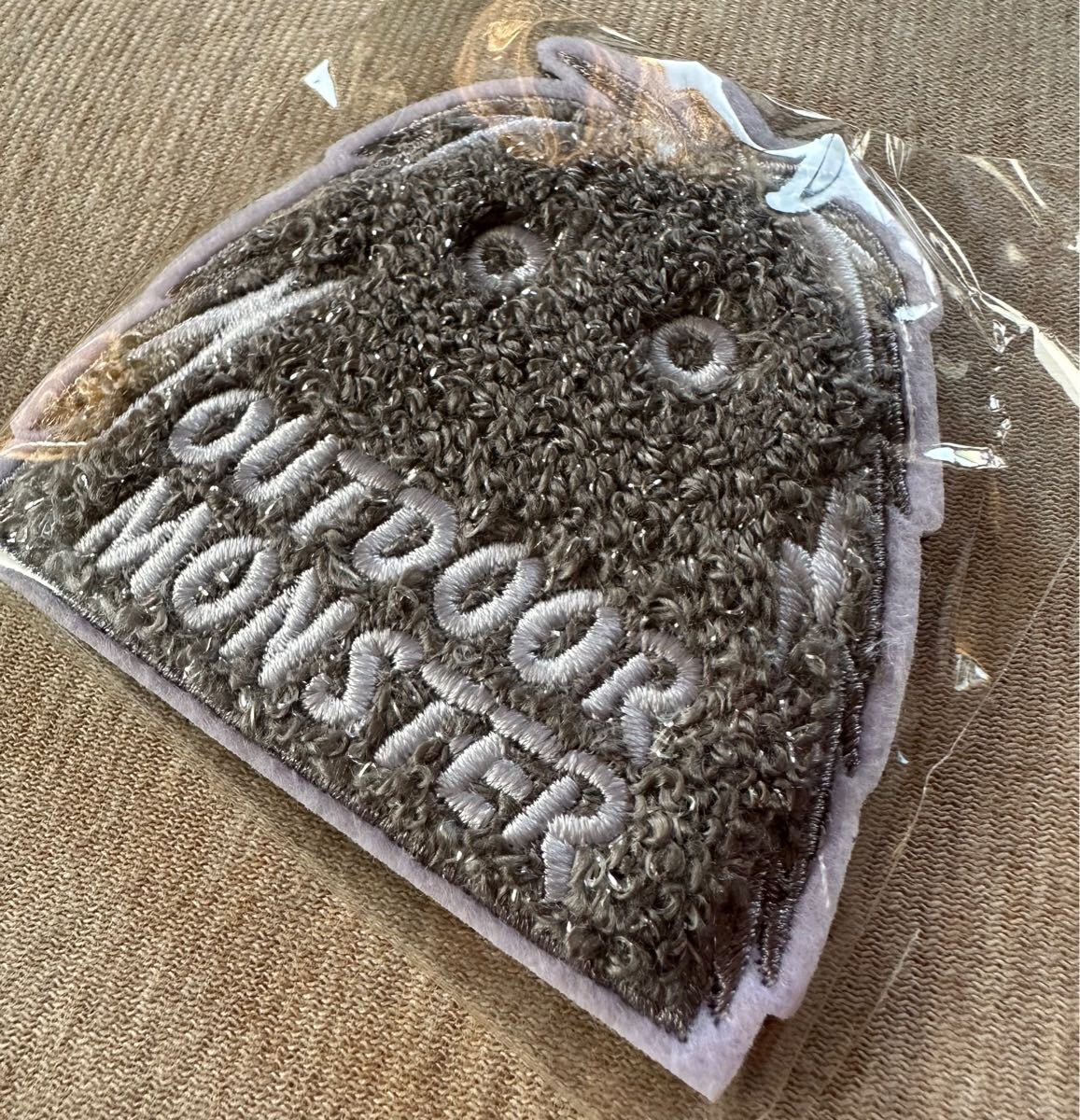 新品未開封 OUTDOOR MONSTER はぐれメタル モフモフワッペン シルバー グレー アウトドアモンスター キャンプ ベルクロ もふもふワッペン_画像3