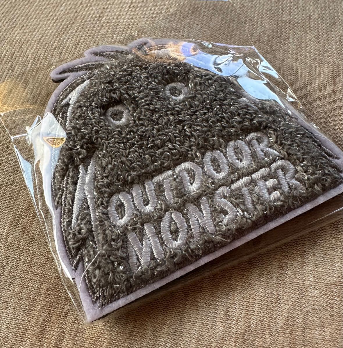 新品未開封 OUTDOOR MONSTER はぐれメタル モフモフワッペン シルバー グレー アウトドアモンスター キャンプ ベルクロ もふもふワッペン_画像2