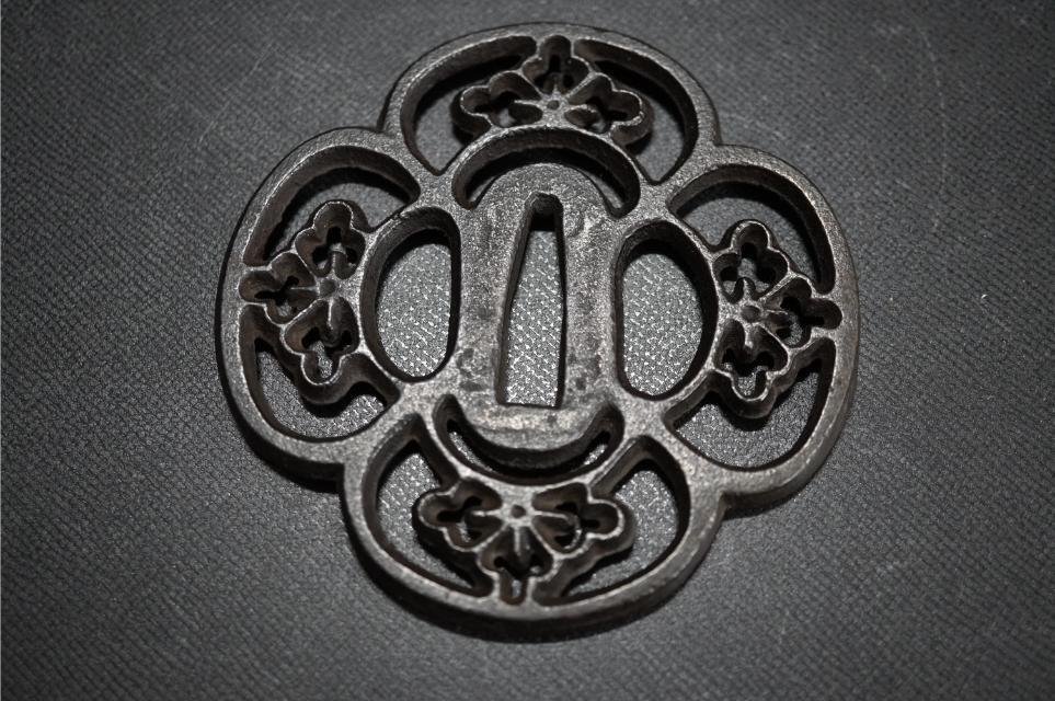 D5537 刀鍔 大鍔 鉄地 木瓜型 四方花菱紋透し鍔 尾張鍔 刀裝品 鍔箱付