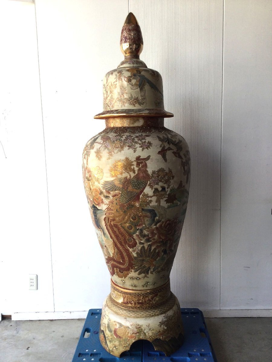 薩摩 金彩色絵 群鶴飛紋 細密画 沈香壷 高125cm 美品(A596) 三】薩摩焼 特大三段 沈香壺 金襴 飾壺 花鳥図 孔雀 鶴 鴛鴦 桜