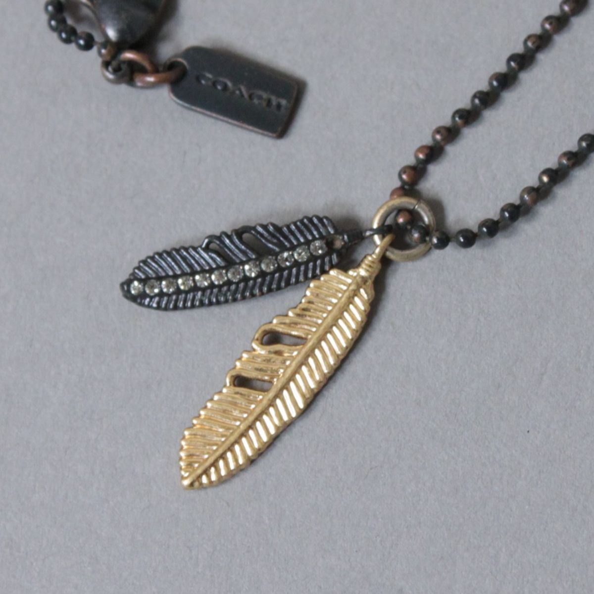 【良品】COACH コーチ ネックレス ペンダント フェザー ゴールド×ガンメタル 羽根 ボールチェーン アクセサリー ブランド #N□G080