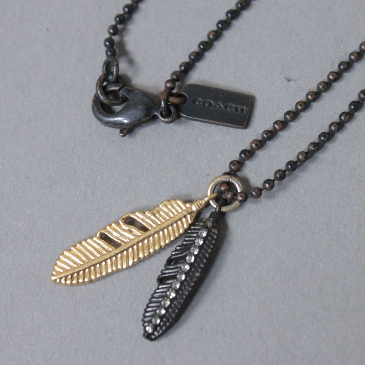【良品】COACH コーチ ネックレス ペンダント フェザー ゴールド×ガンメタル 羽根 ボールチェーン アクセサリー ブランド #N□G080