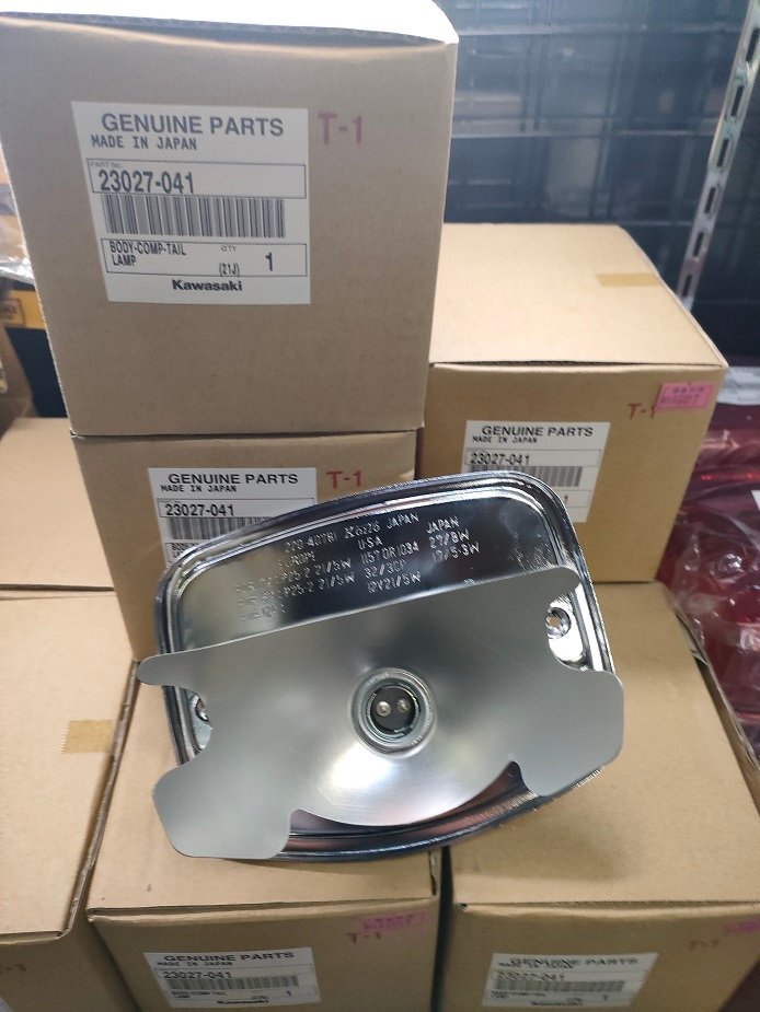 ★新品カワサキ純正 　ボディコンプ　テールランプ　Z系用　品番：23027-041　1個(gè)