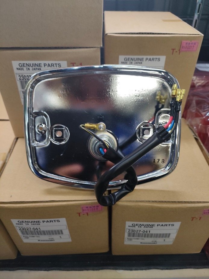★新品カワサキ純正 　ボディコンプ　テールランプ　Z系用　品番：23027-041　1個(gè)