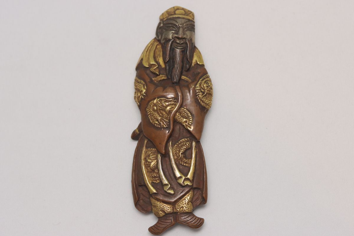 金工　細(xì)密彫刻金象嵌茶銅地関羽彫　目貫　前金具　無銘