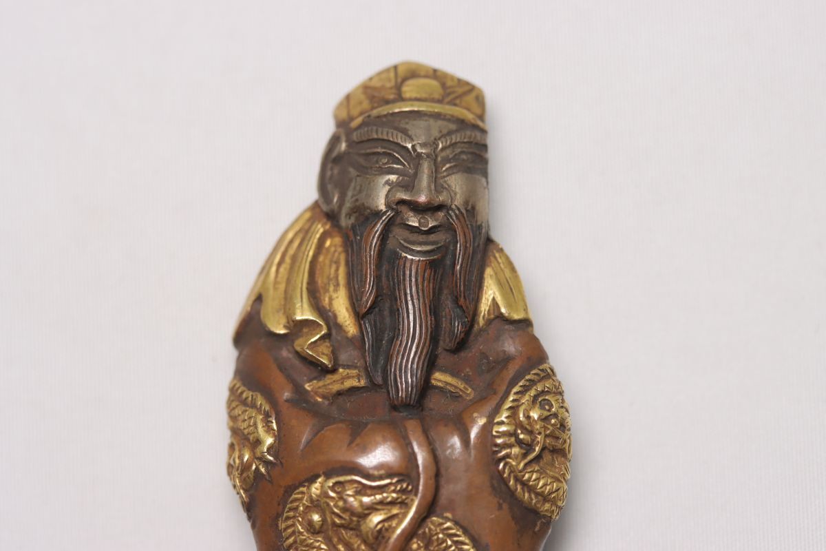 金工　細(xì)密彫刻金象嵌茶銅地関羽彫　目貫　前金具　無銘