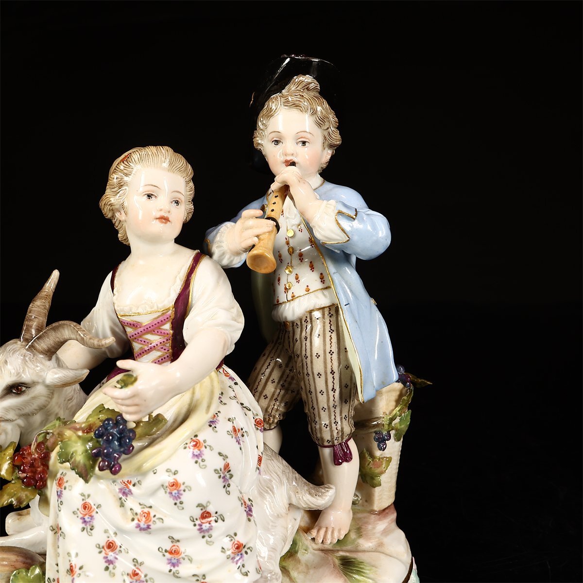 【吉】CL348 十九世紀 ドイツ王室窯 MEISSEN 【マイセン】 色絵磁器 美男子美少女と羊 置物 高16㎝／本物保証 美品Y！