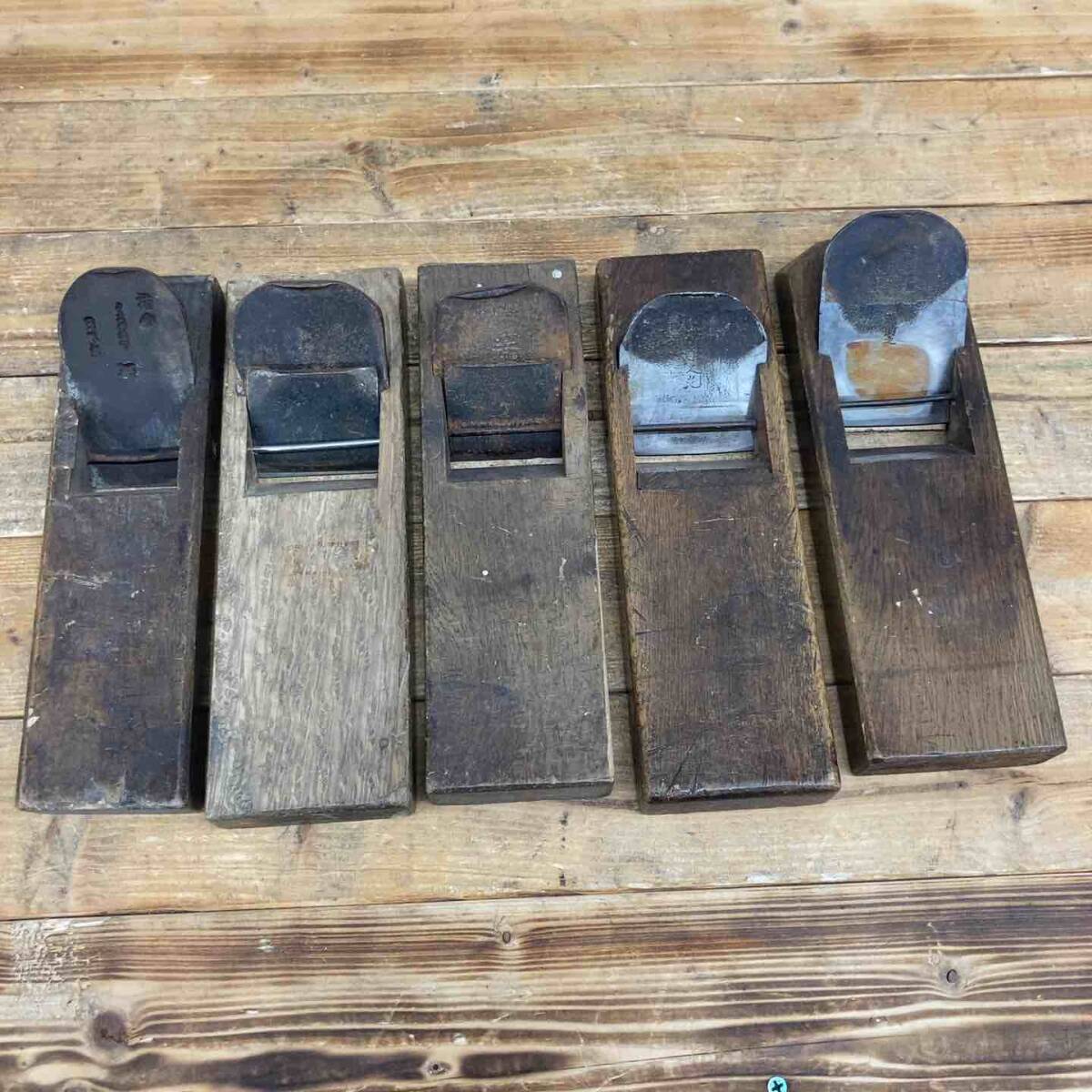 【中古品】 久光、源助之、長之次？、荒？、作者不明、鉋5個セット 鉋 かんな カンナ 和工具 大工道具 鑿 のみ 鋸 のこ 【東大和店】
