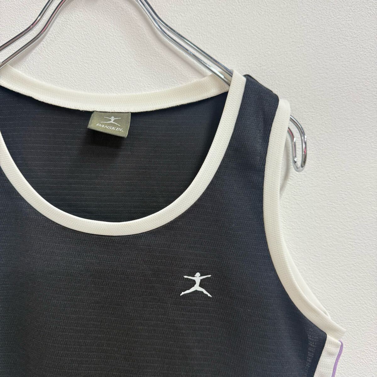 ♪ DANSKIN ダンスキン　ノースリーブトップス ブラック サイドライン　Mサイズ　タンクトップ　トレーニング_画像2